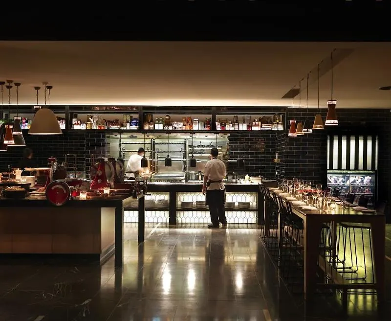 **** Hotel Qt Canberra Australia